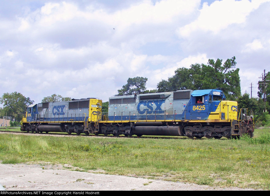 CSX 8425 & 8712 run the wye